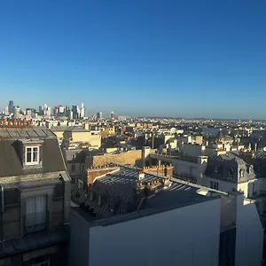 Sous Les Toits De Trocadero , Paris France